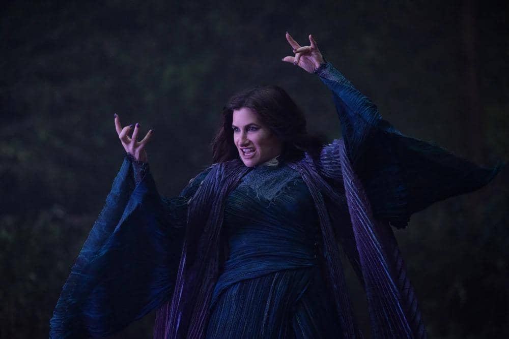 Agatha Harkness, karakter penyihir dari serial Marvel Television Agatha All Along, dalam potret promosi.