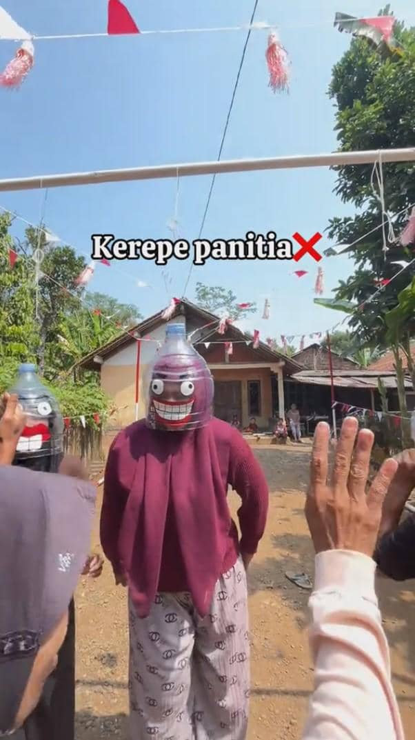 Sejumlah peserta mengikuti lomba 17 Agustus dalam video yang dibagikan akun TikTok @arbonc_010 di media sosial.