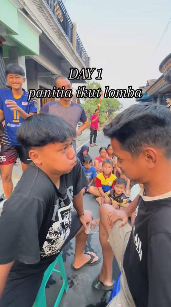 Suasana lomba 17 Agustus dalam unggahan TikTok @anakhmama_, berkaitan dengan perayaan Hari Kemerdekaan Indonesia.