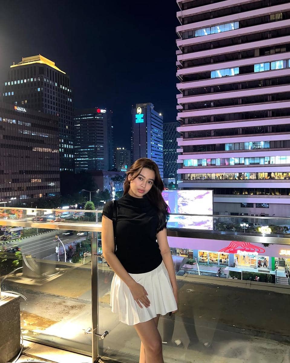 gaya outfit kasual ala Aqeela Calista