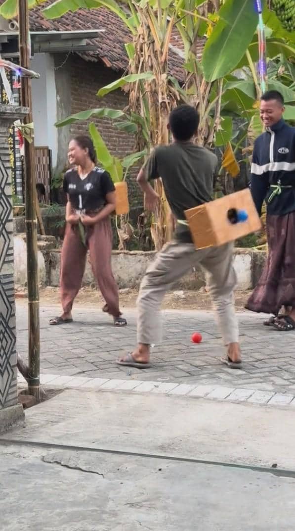 Suasana lomba 17 Agustus dalam perayaan Hari Kemerdekaan Indonesia yang dibagikan melalui akun TikTok @sam.ian6.