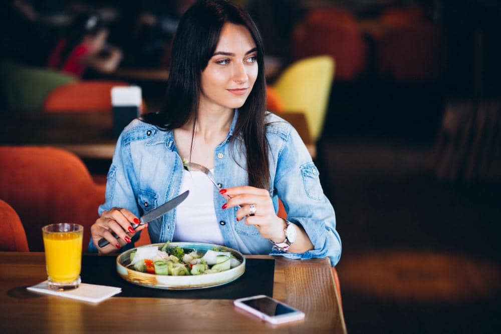 ilustrasi perempuan makan