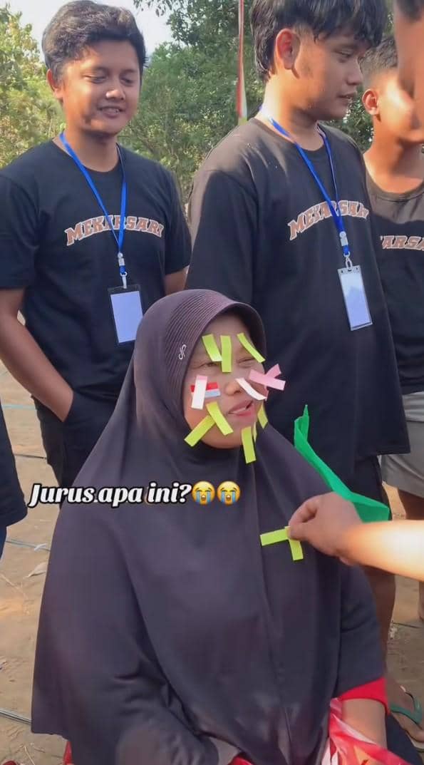 Sejumlah peserta mengikuti lomba 17 Agustus dalam kegiatan KKN Banaran yang direkam untuk TikTok bersama warga.
