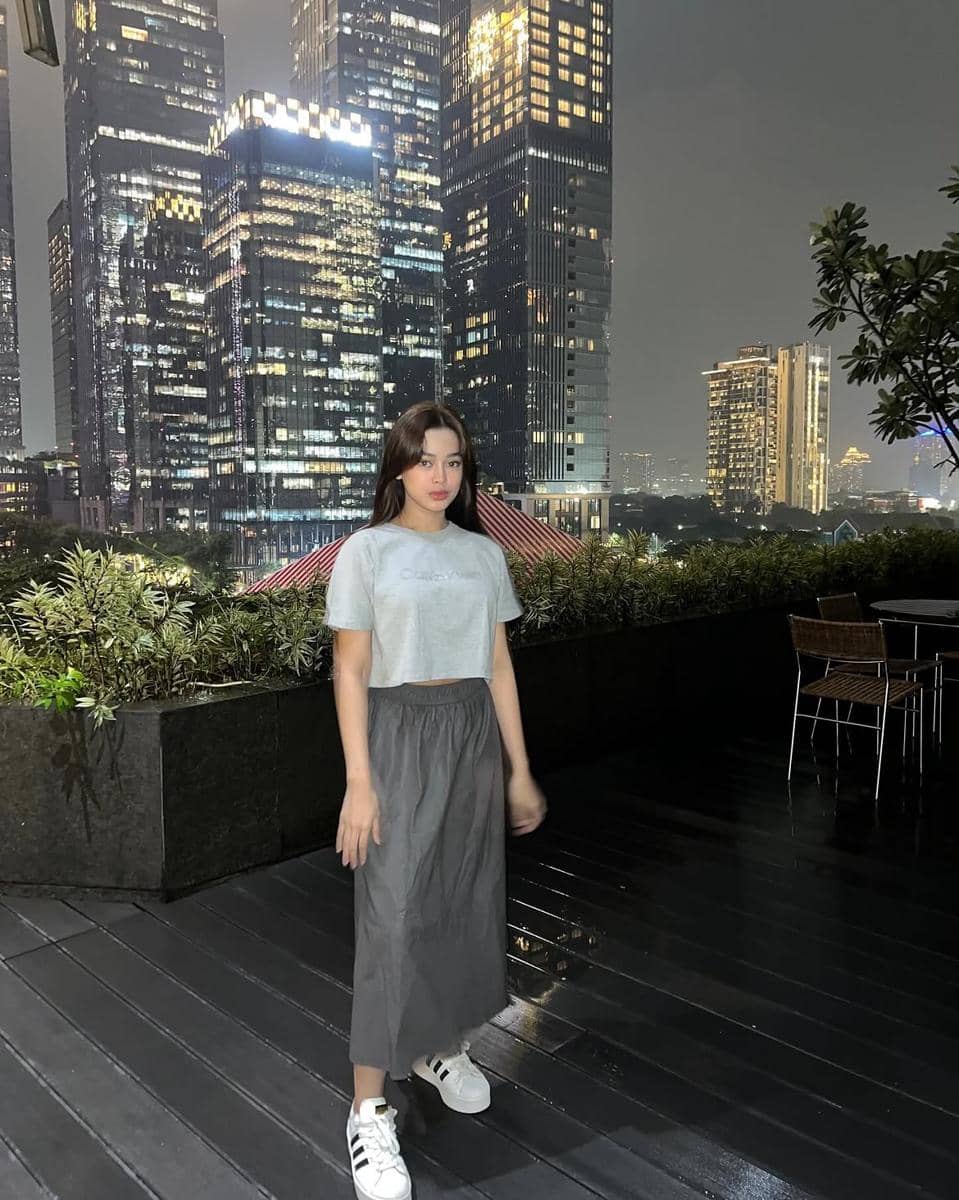 gaya outfit kasual ala Aqeela Calista
