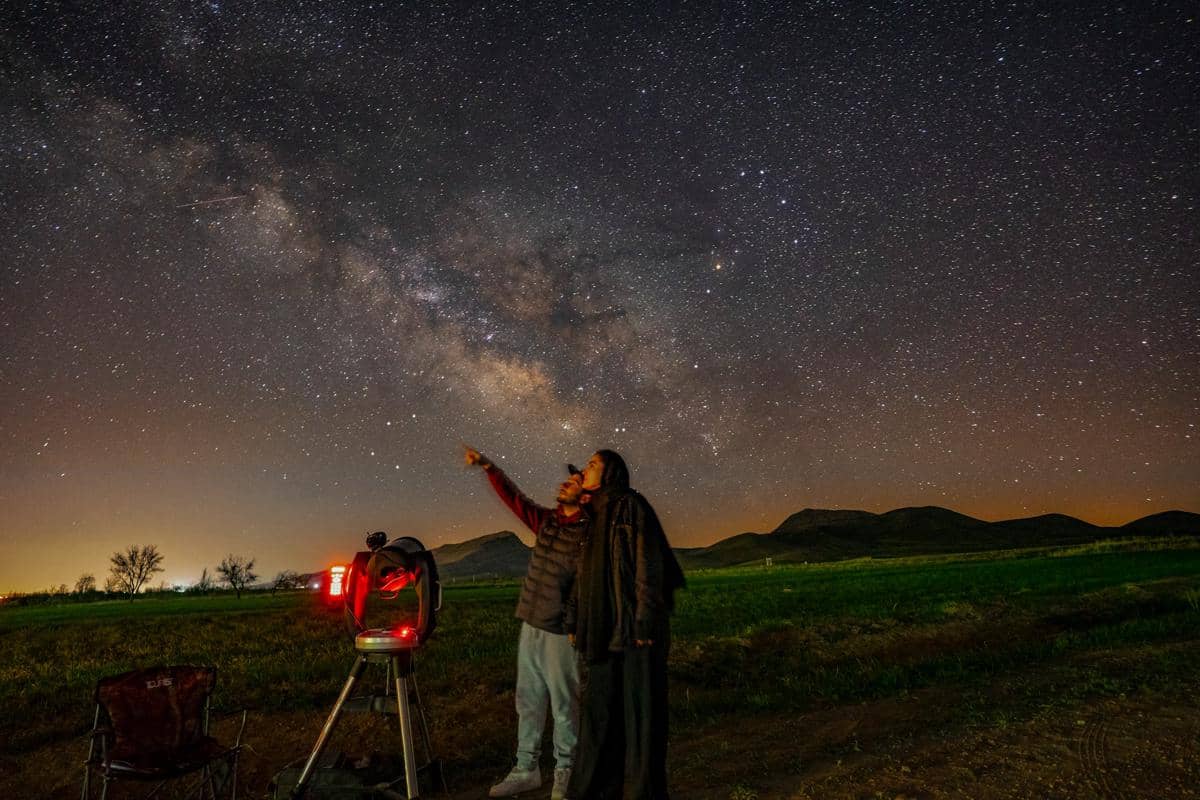 ilustrasi mengamati hujan meteor Perseid