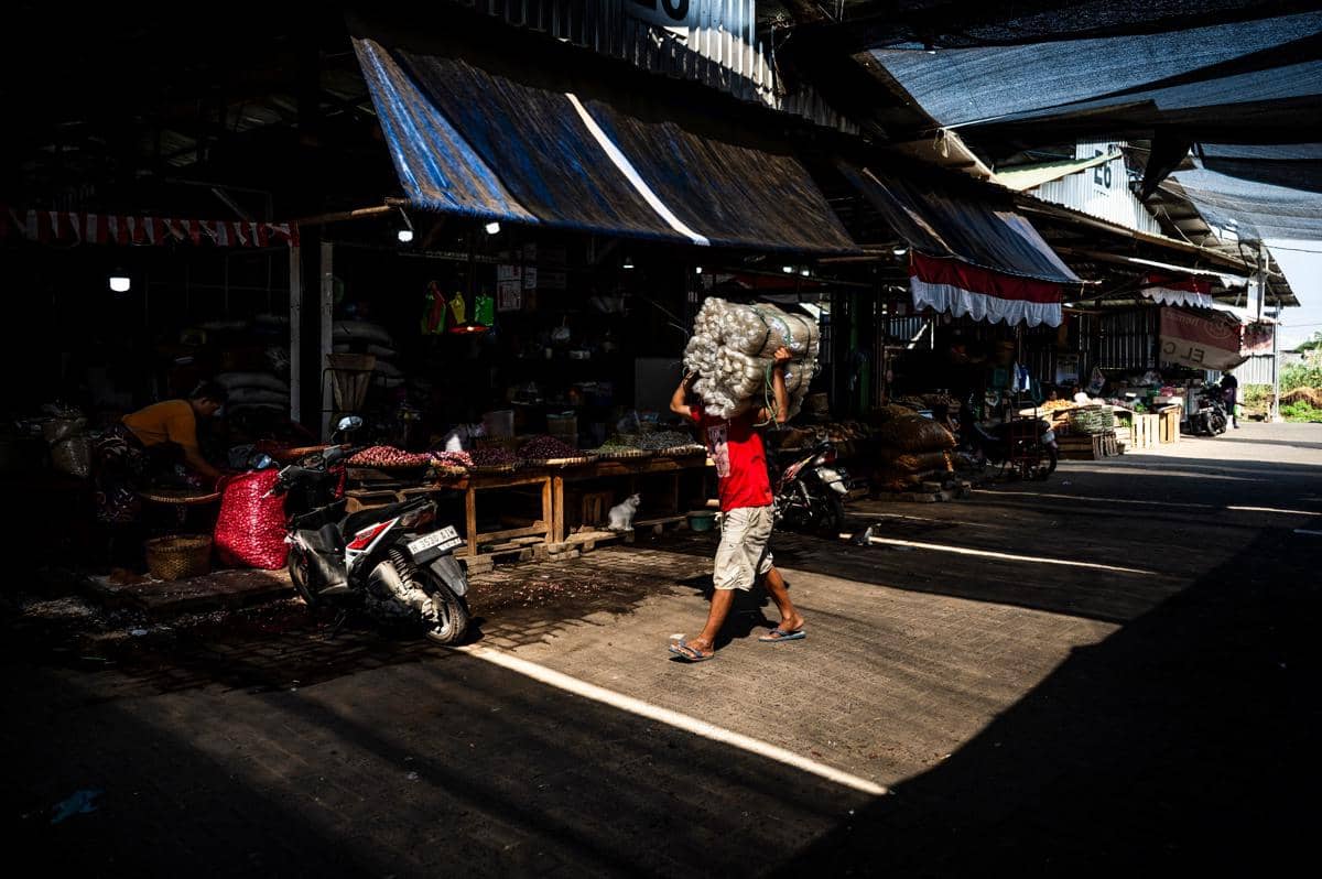 Pekerja membawa mie soun kering pesanan pembeli di Pasar Induk MAJT, Semarang, Jawa Tengah, Jumat (7/8/2026). (ANTARA FOTO/Aprillio Akbar)