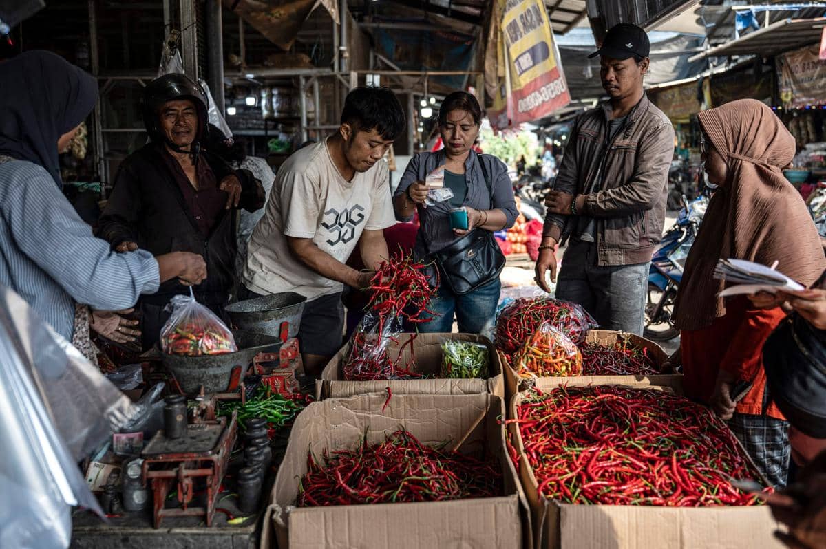 Warga membawa barang belanjaanya di Pasar Induk MAJT, Semarang, Jawa Tengah, Jumat (7/8/2026). (ANTARA FOTO/Aprillio Akbar)