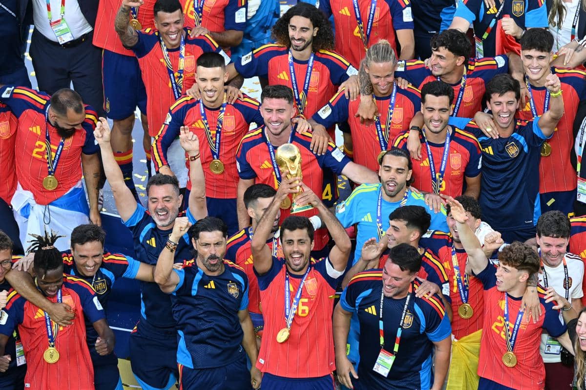Pesepak bola Tim Nasional Spanyol Rodri (depan tengah) mengangkat trofi juara Piala Dunia 2026 bersama rekannya di Stadion New York New Jers