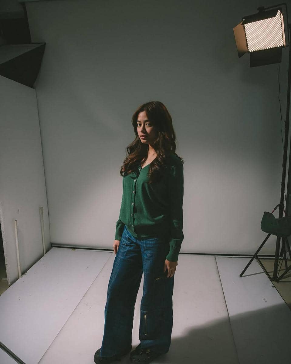 gaya outfit kasual ala Aqeela Calista