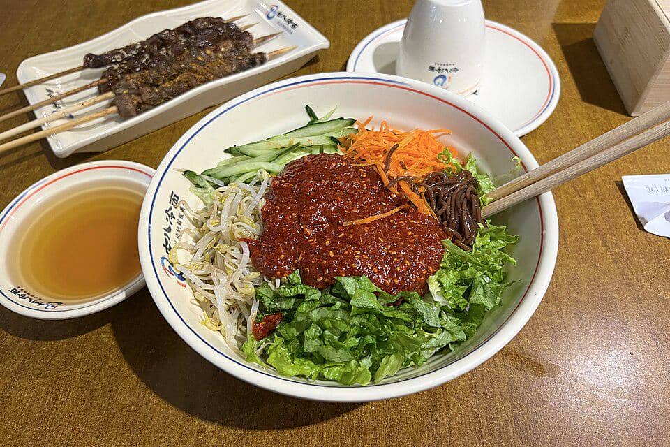 ilustrasi bibim naengmyeon