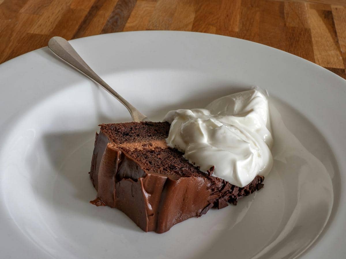 ilustrasi london caramel chocolate cake berpadu dengan krim