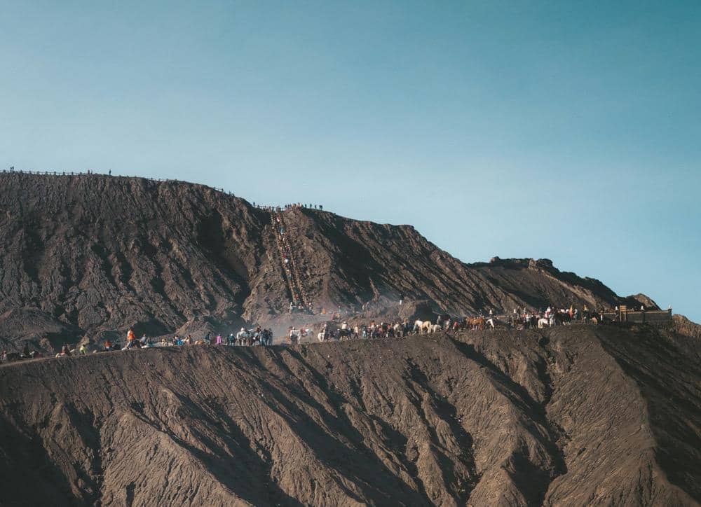 ilustrasi para pendaki yang ingin ke puncak Gunung Bromo