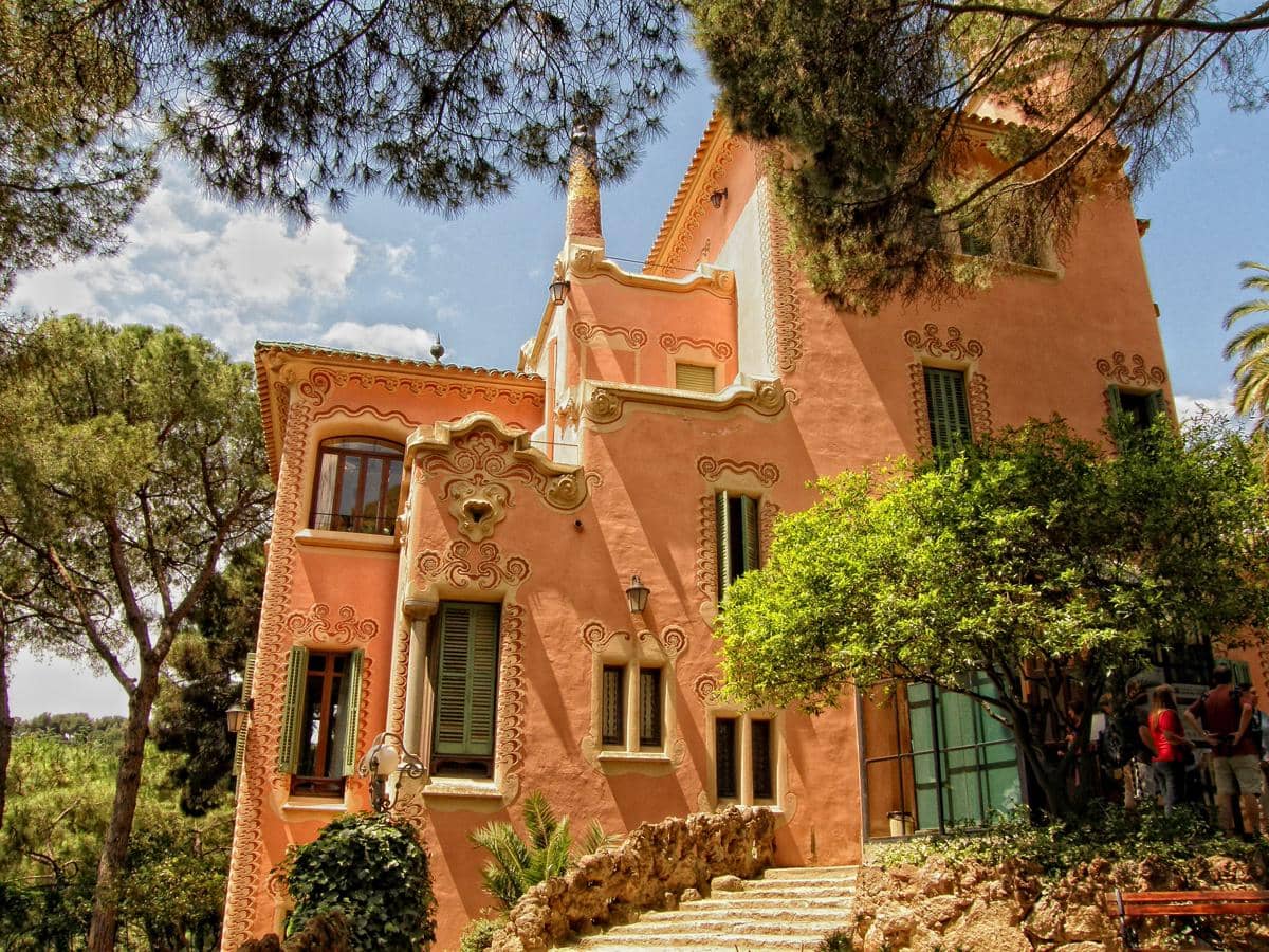 Casa Museu Gaudí, tempat tinggal Gaudí hingga 1925