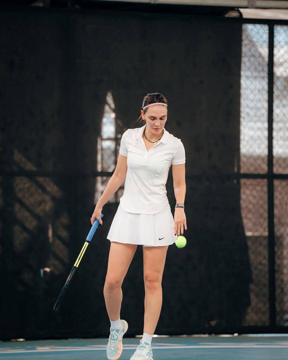 inspirasi OOTD sporty look ala Luna Maya