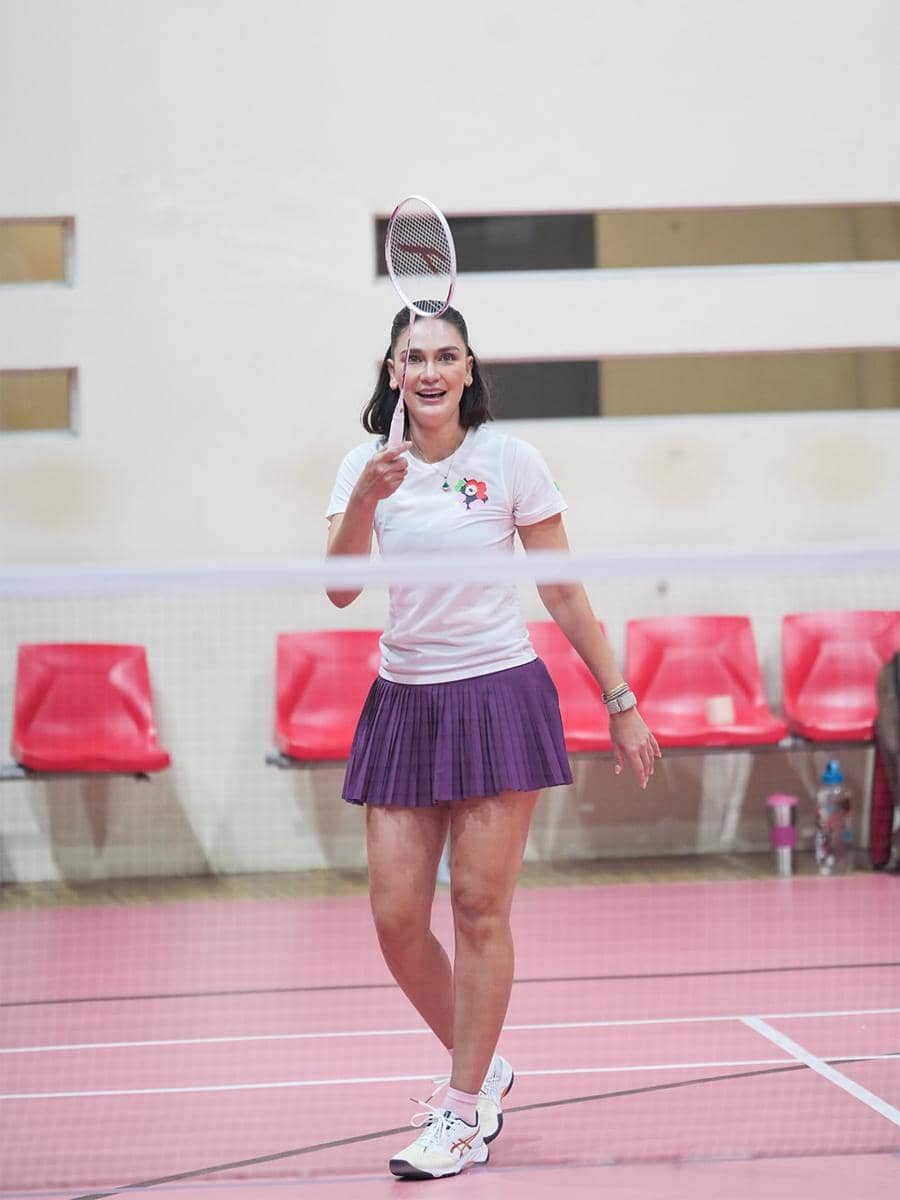 inspirasi OOTD sporty look ala Luna Maya