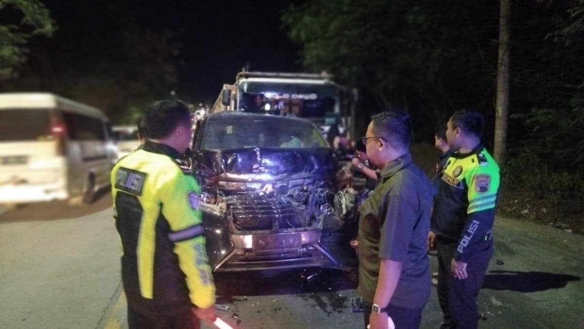 Mobil yang Ditumpangi KH Anwar Zahid Kecelakaan di Bojonegoro
