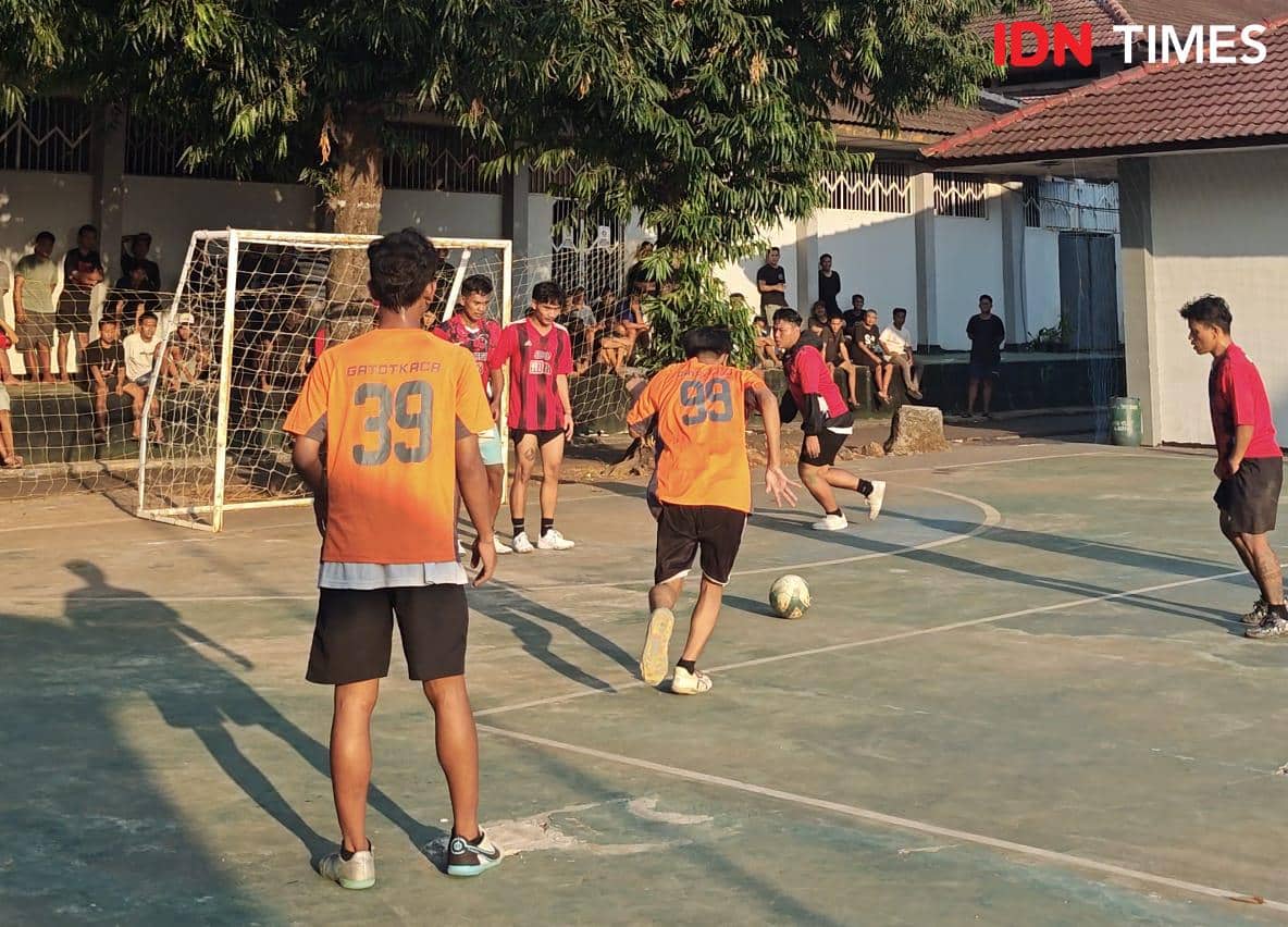 Narapidana mengikuti pertandingan futsal di area blok kamar tahanan, dengan sejumlah pemain berada di lapangan.
