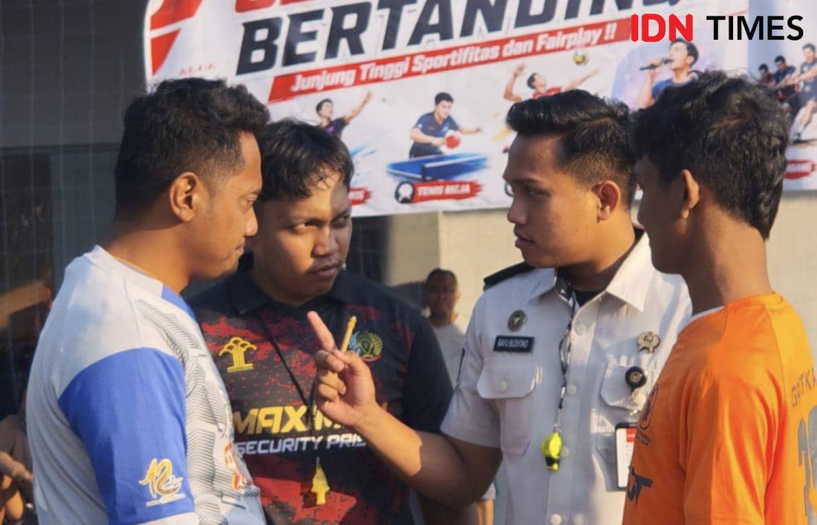 Seorang sipir Lapas Kedungpane bertugas sebagai wasit dan mengatur jalannya pertandingan futsal di lapangan.