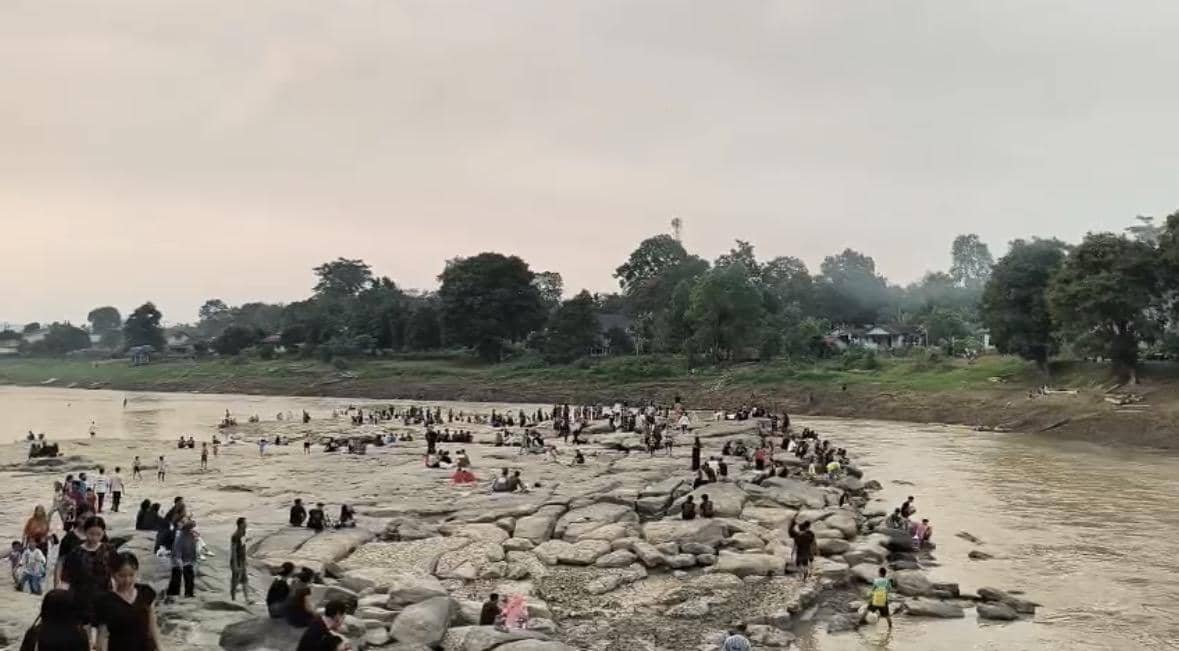 Sungai Sekadau Surut, Batu Tinggi Muncul dan Diserbu Warga untuk Rekreasi