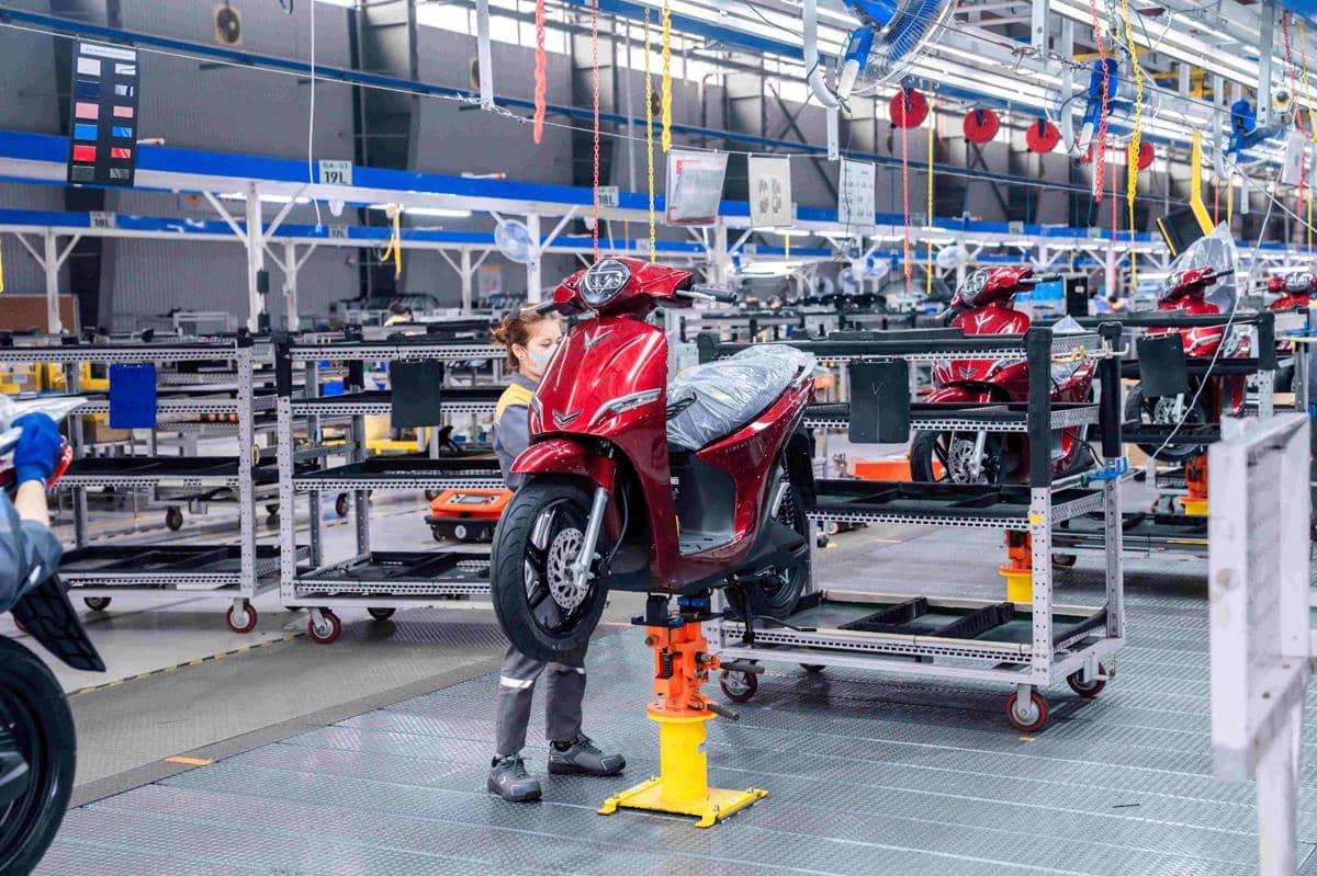 Proses produksi motor listrik VinFast berlangsung di fasilitas manufaktur dengan komponen dan peralatan perakitan.