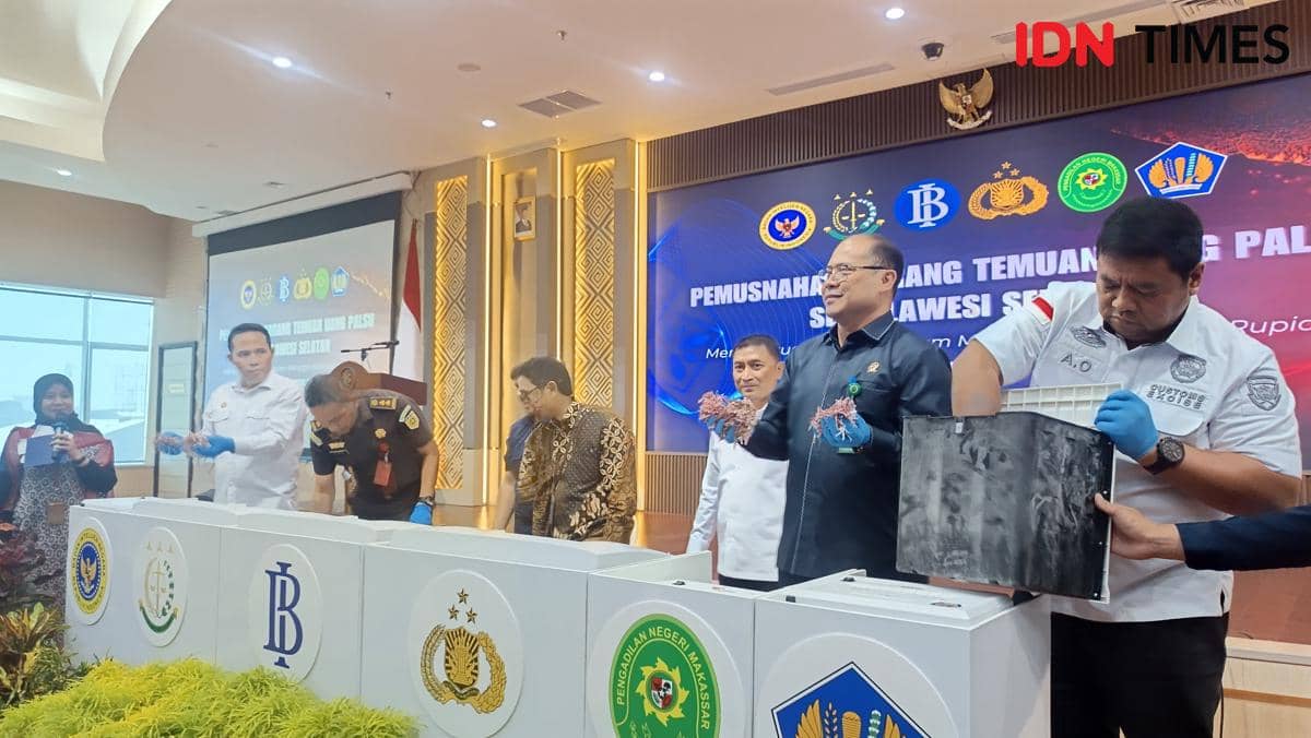 Petugas memusnahkan uang Rupiah palsu di Kantor Perwakilan Bank Indonesia Sulawesi Selatan, Makassar.