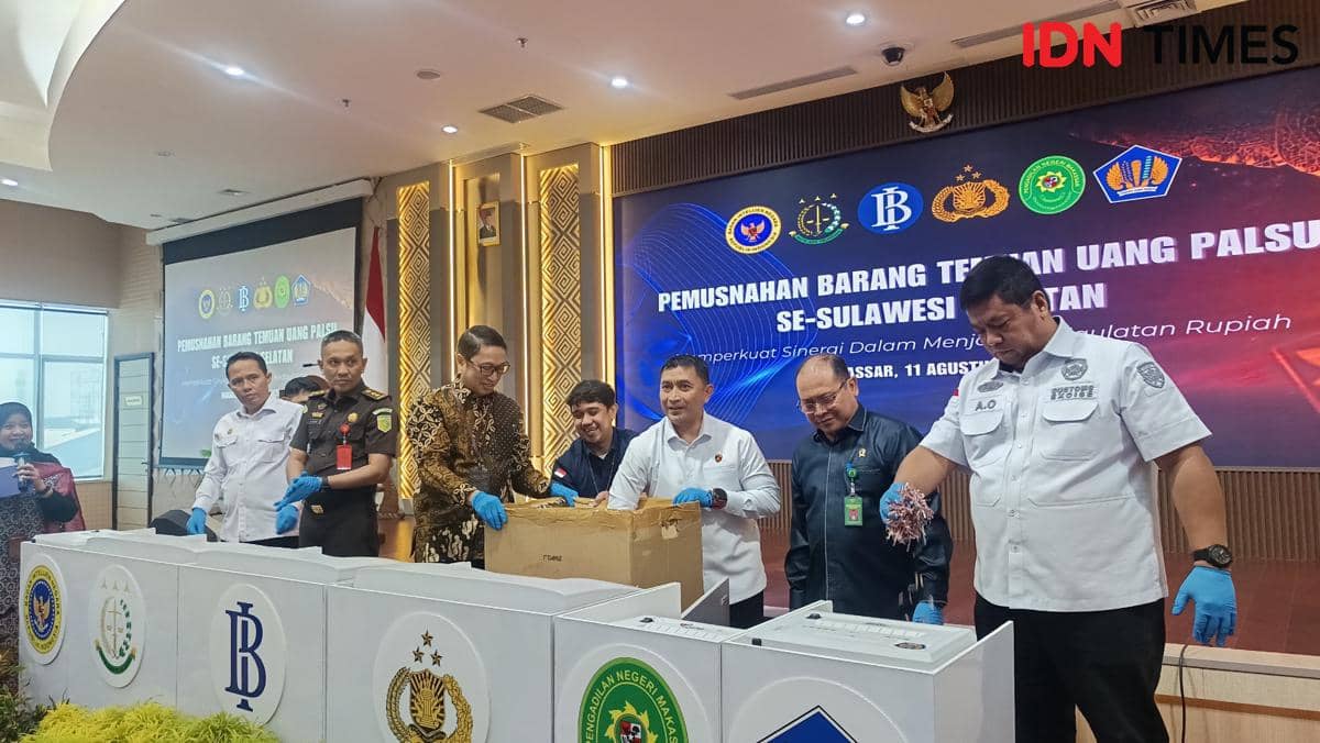 Petugas memusnahkan uang Rupiah palsu di Kantor Perwakilan Bank Indonesia Sulawesi Selatan, Makassar.
