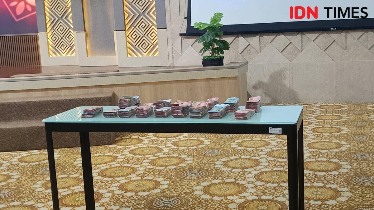Sejumlah lembar uang Rupiah palsu dipajang di Kantor Perwakilan Bank Indonesia Sulawesi Selatan di Makassar.