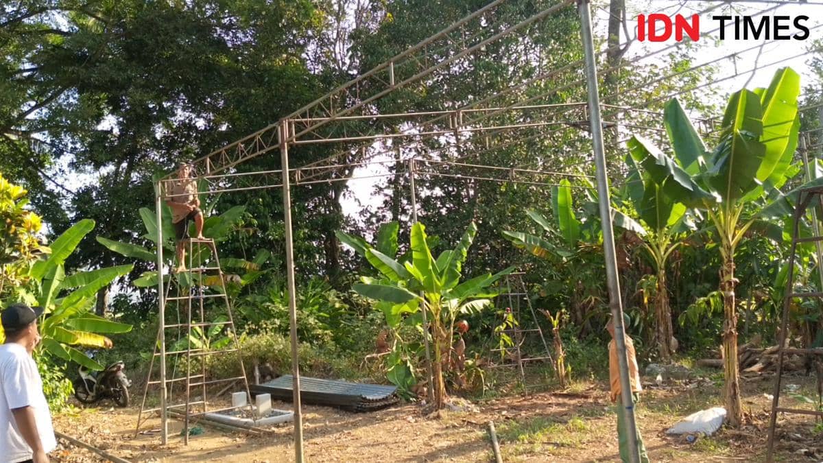 Orang tak dikenal melintas di sekitar rumah warga sambil menggunakan kamera ponsel sebelum kabar pembongkaran makam Sutrimo.