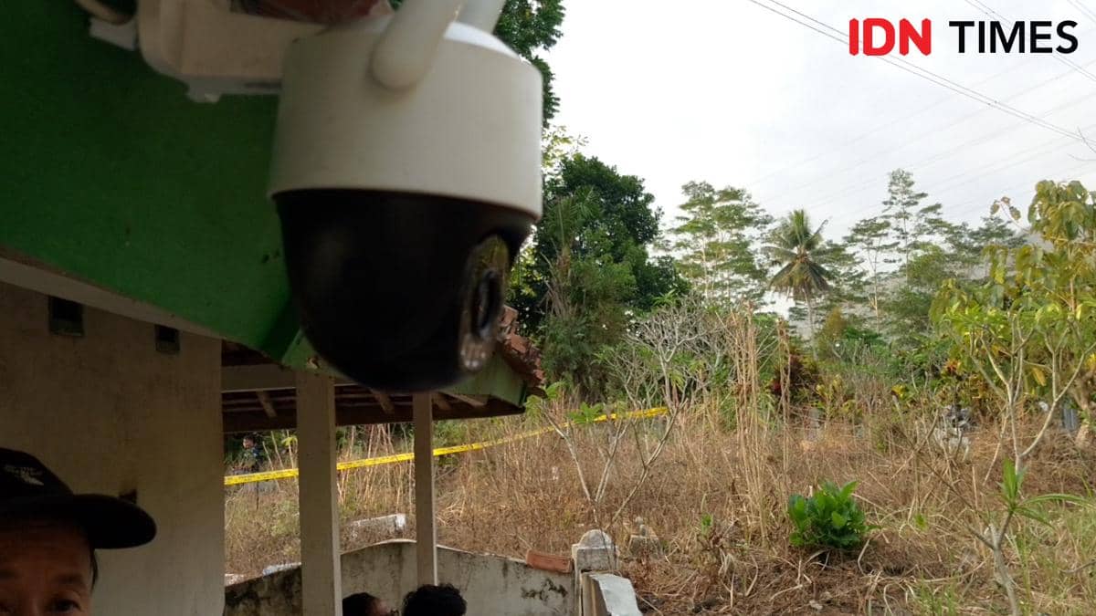 Kamera CCTV terpasang di pos pemantauan makam, mengarah ke area makam Sutrimo pada Selasa, 11 Agustus 2026.