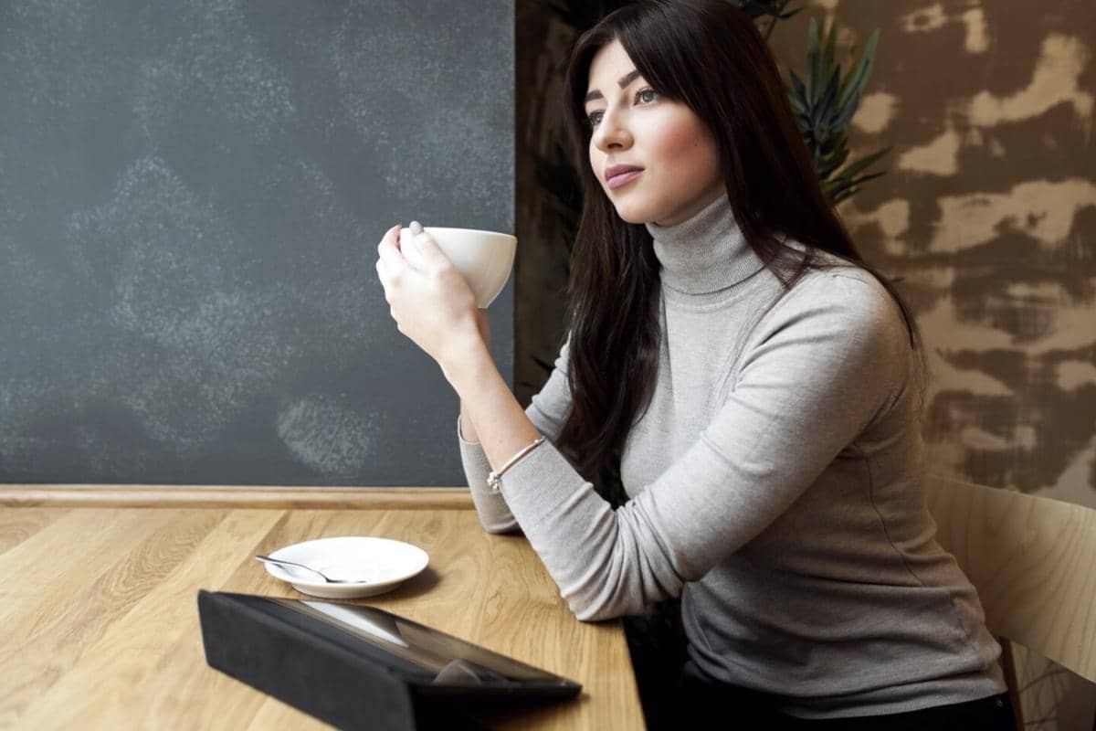 ilustrasi me time di kafe