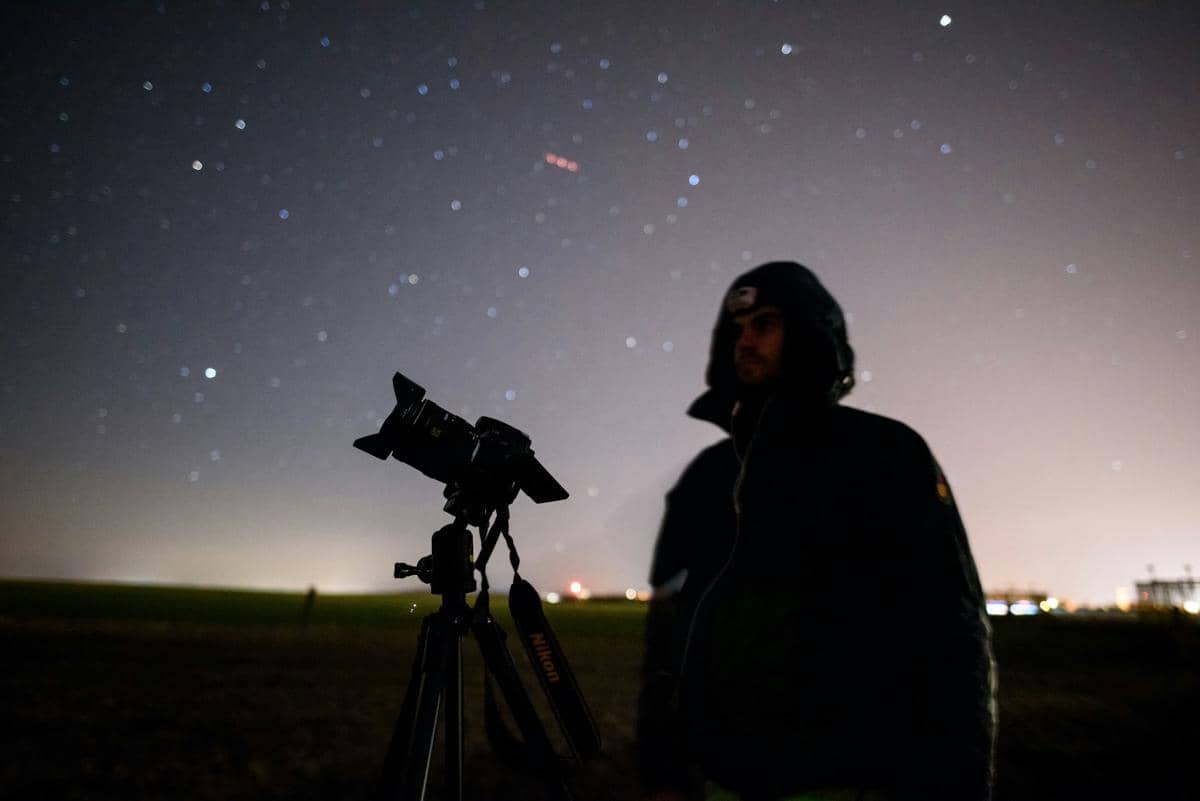 ilustrasi mengamati hujan meteor Perseid
