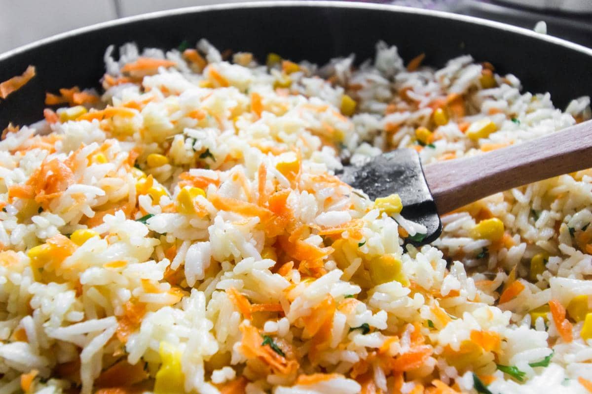 Ilustrasi proses membuat chunky yam rice, hidangan nasi dengan potongan ubi bertekstur tebal yang menggugah selera.