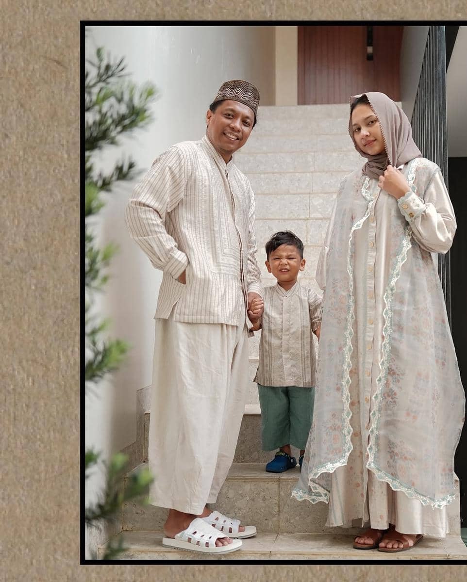 ide OOTD keluarga Indah Permatasari dan Arie Kriting