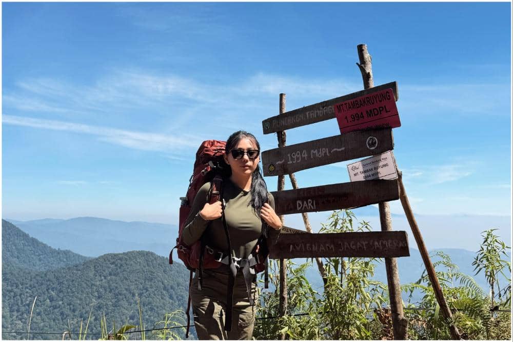 8 Potret Wendy Walters Mendaki Gunung Tambakruyung di Ciwidey