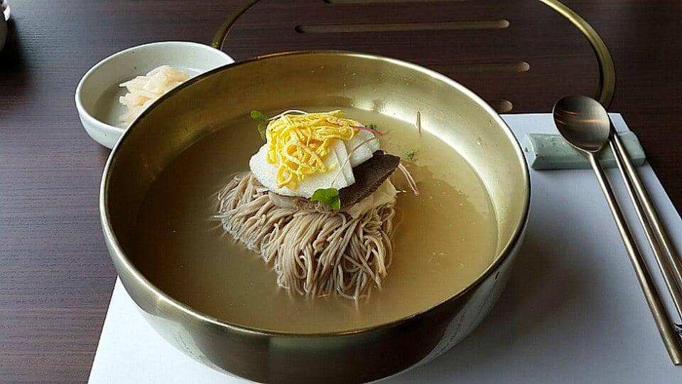 Mengenal Naengmyeon, Mi Dingin Khas Korea yang Menyegarkan