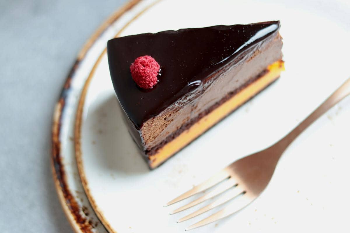 ilustrasi sepotong london caramel chocolate cake