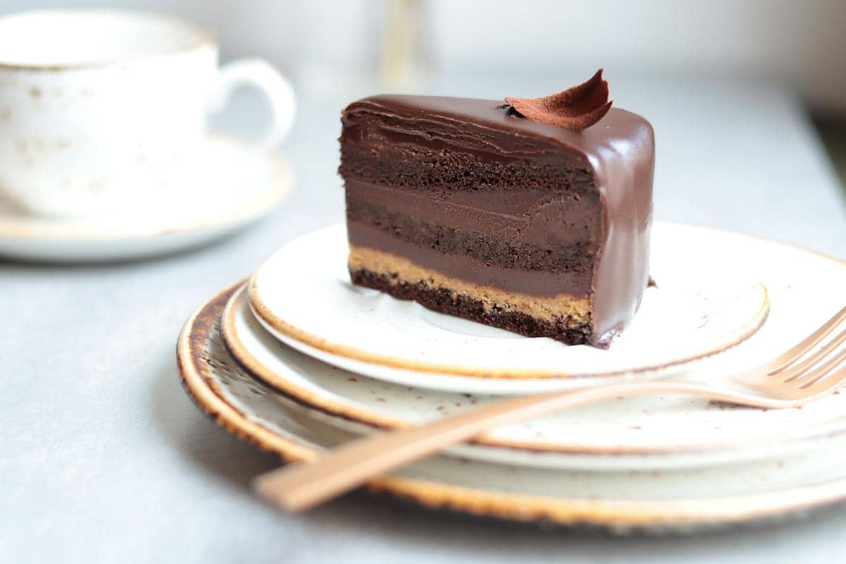 ilustrasi kreasi london caramel chocolate cake