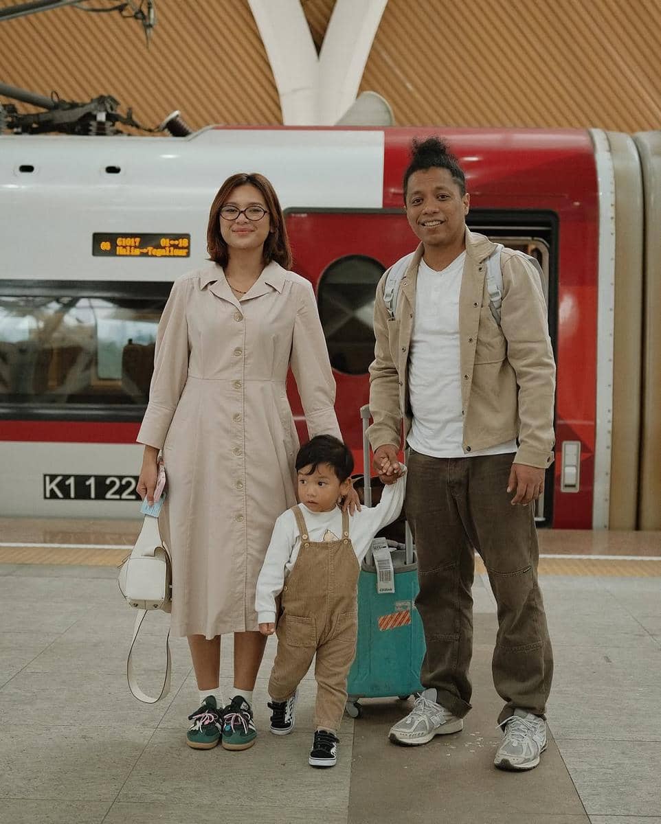 ide OOTD keluarga Indah Permatasari dan Arie Kriting