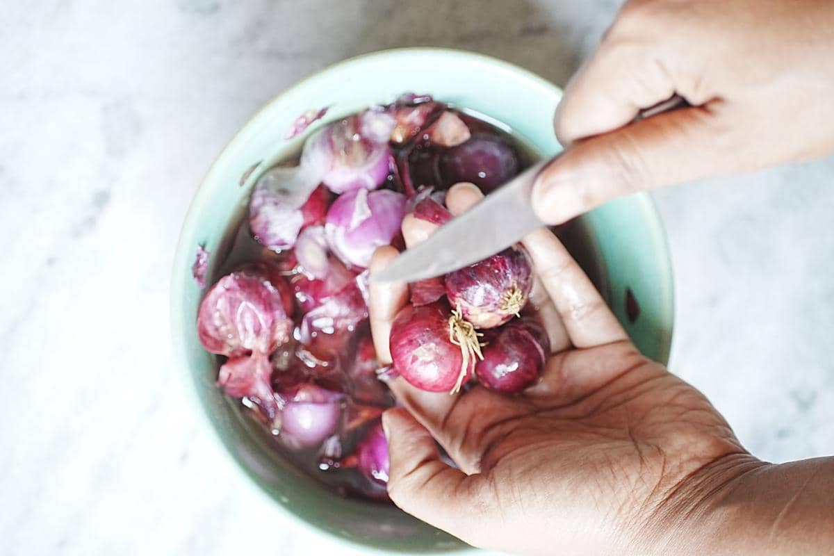 Mengupas bawang merah