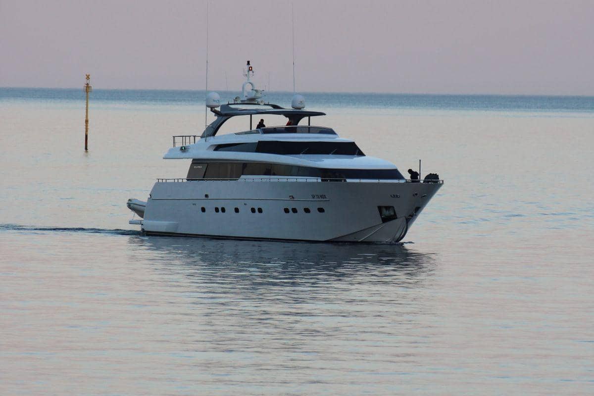 Apakah Yacht Zuckerberg Langgar Hukum Maritim saat Abaikan Panggilan?