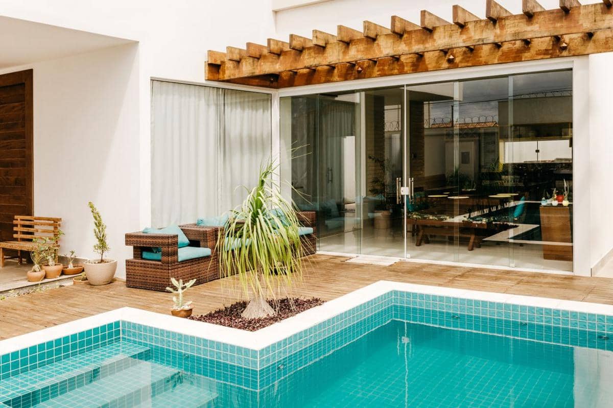 5 Tips Hadirkan Suasana Resort di Outdoor Rumah, Nyaman dan Estetik