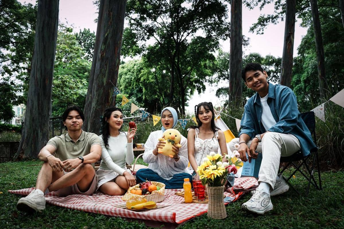 Ilustrasi piknik yang menggambarkan kegiatan bersantai dan menikmati waktu bersama di ruang terbuka pada suasana santai.