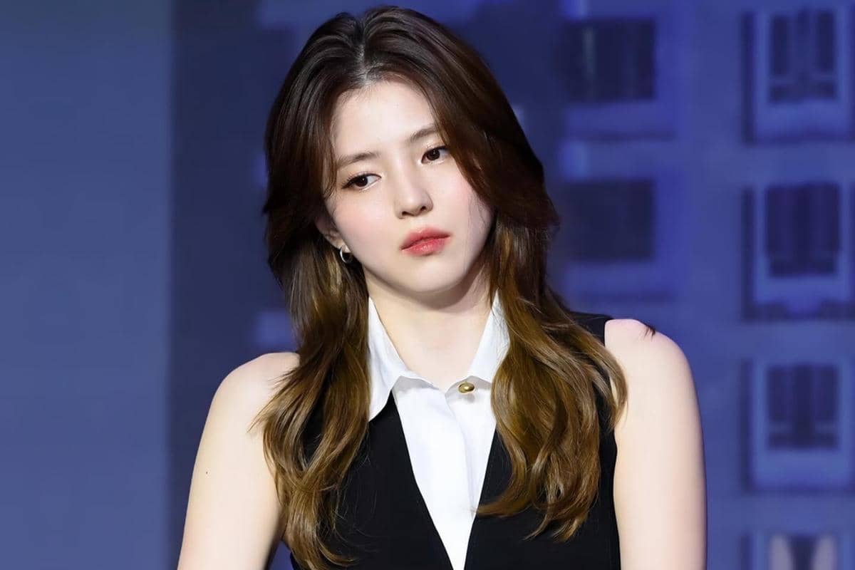 Kolase potret Han So Hee dari akun Instagram xeesoxee dengan ekspresi tenang dalam beberapa sudut pengambilan.