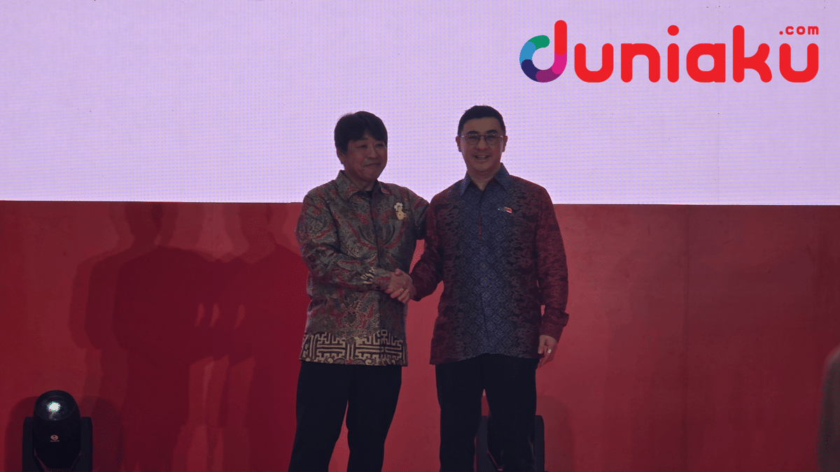 Juro Takeuchi, Executive Officer Nintendo Co., Ltd., bersama Axton Salim, Executive Director Salim Group.