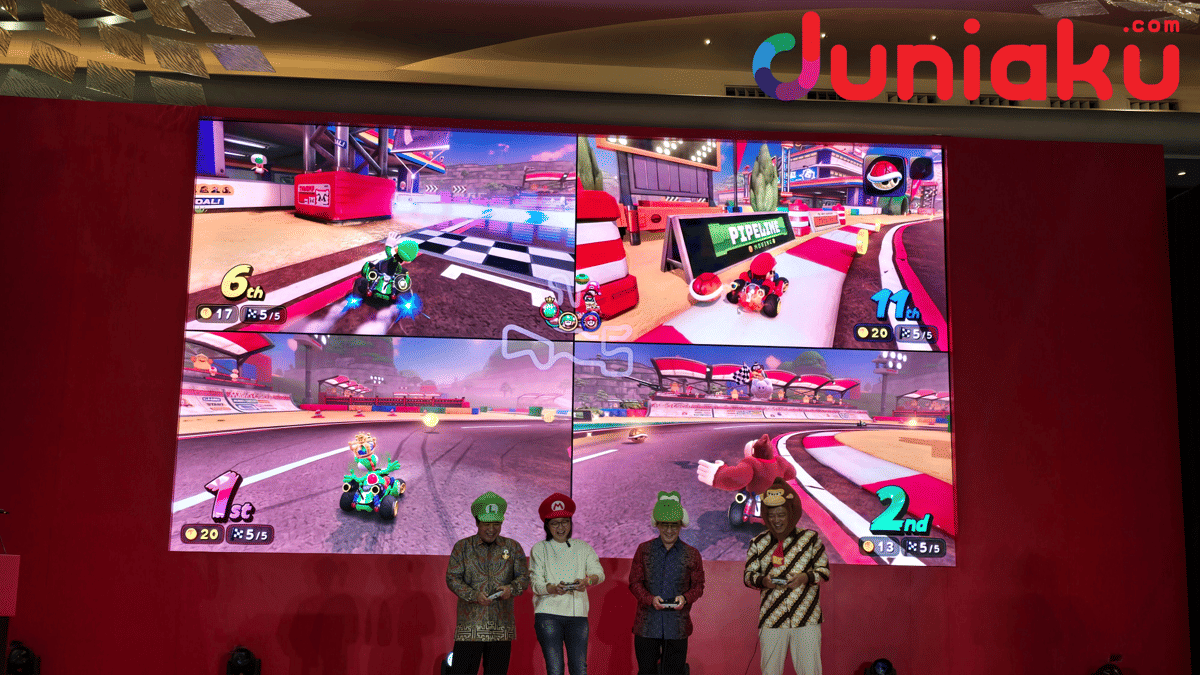 Juro Takeuchi, Irene Umar, Axton Salim, dan Susumu Fukunaga memainkan Mario Kart World bersama di atas panggung.