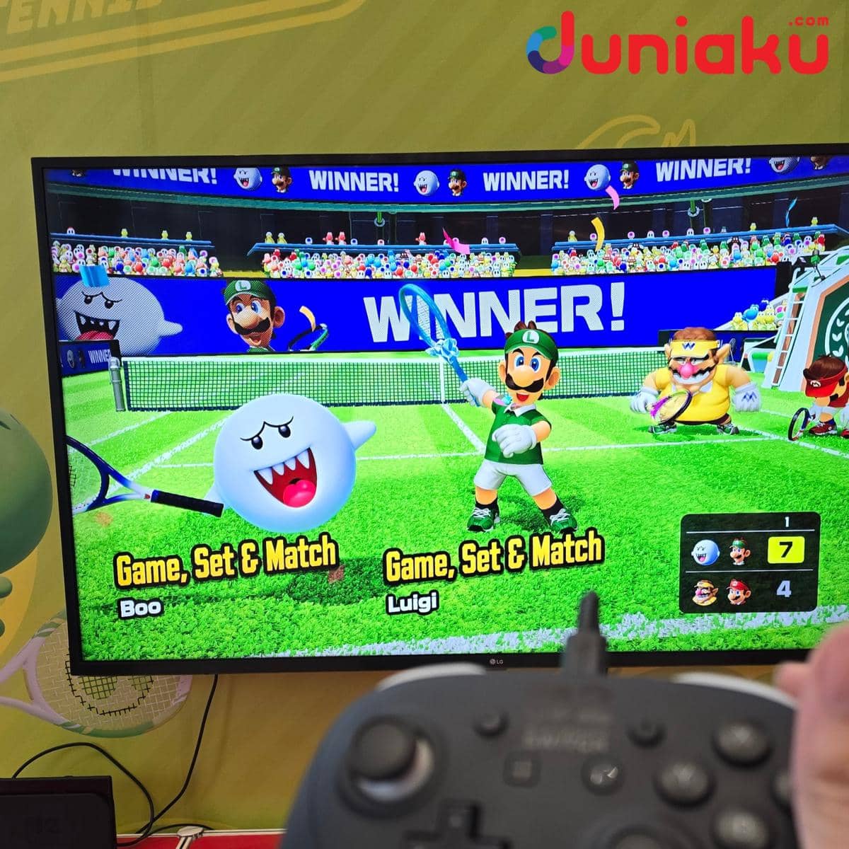Materi visual Mario Tennis Fever, permainan tenis bertema Mario, dengan judul game sebagai fokus utama.