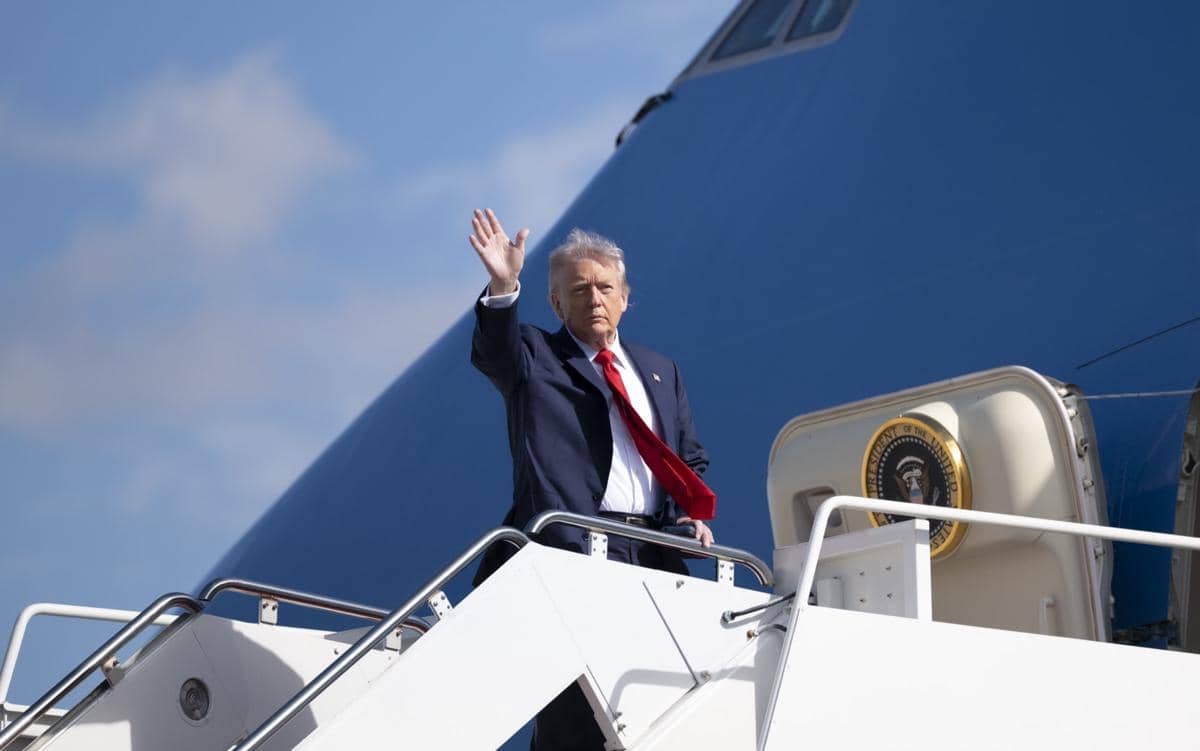 Presiden AS Donald Trump saat menaiki pesawat kepresidenan Air Force One