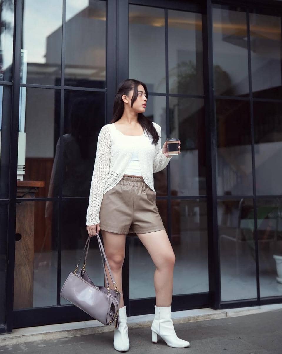 gaya outfit kasual ala Aqeela Calista