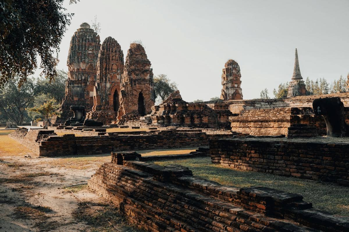 ilustrasi reruntuhan kuno di Ayutthaya