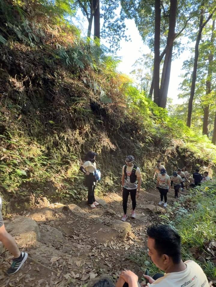 Hengky Kurniawan dan Sonya Fatmala ikut event trail run